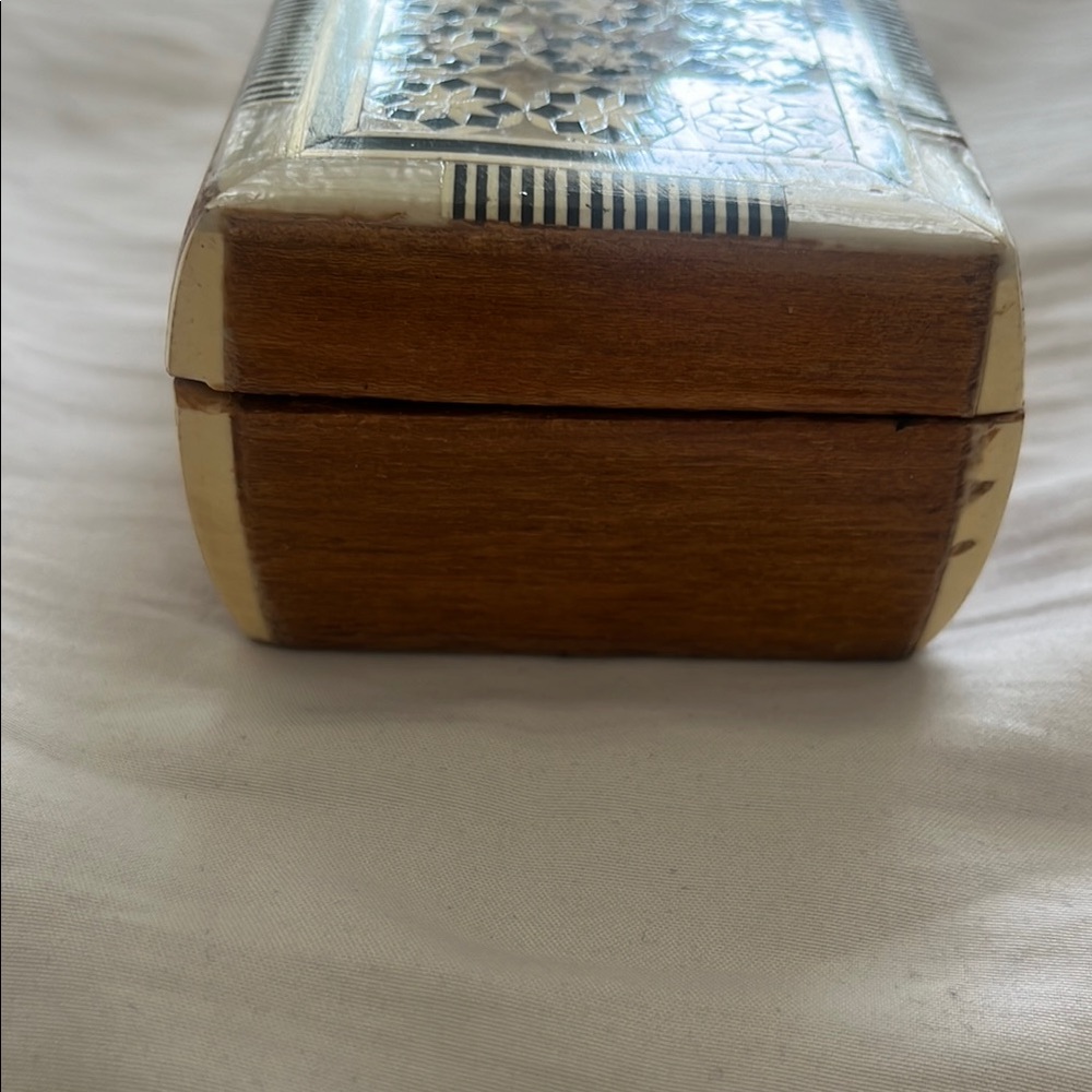 Elegant Black and cream Decorative Box - Picture 4 of 10